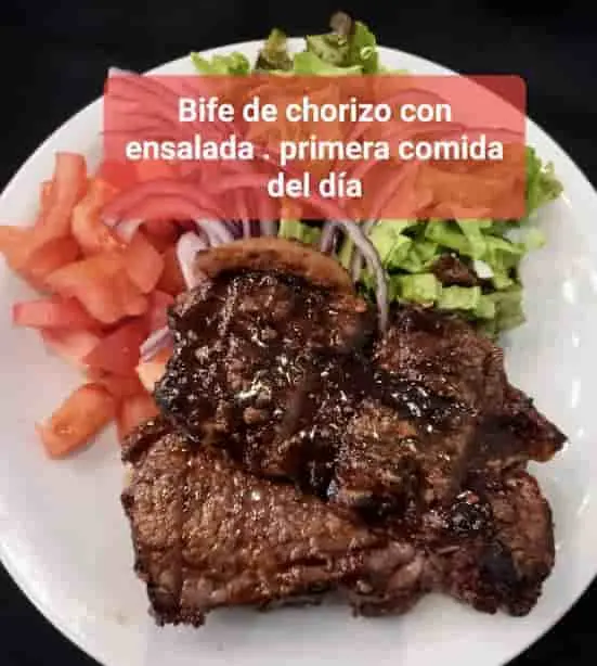 bife de chorizo con ensalada foto