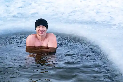 hombre joven haciendo un baño con agua helada