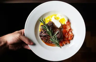 plato con carne asada huevo y tomate