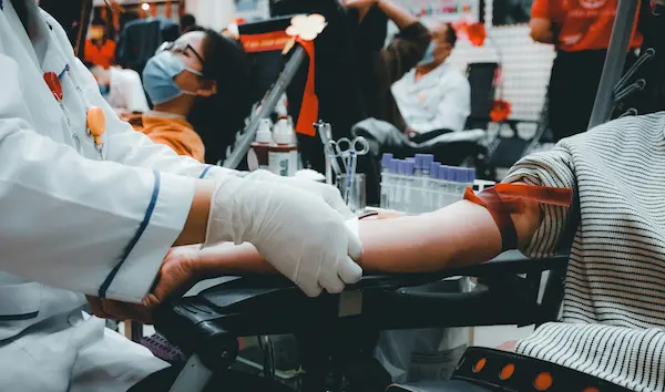 persona sentada donando sangre.