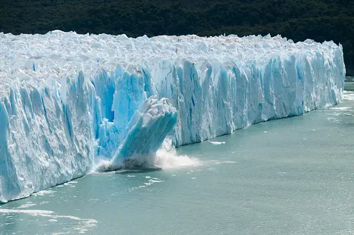 glaciar con desprendimiento de hielo