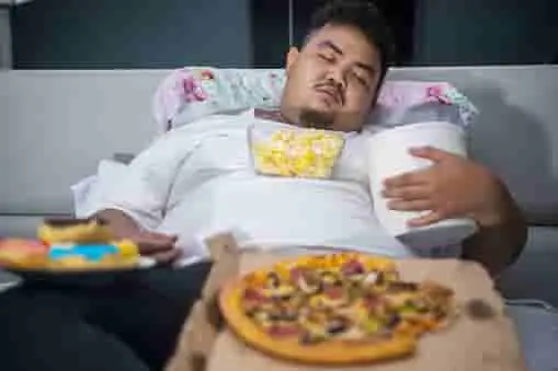 persona obesa dormida con comida