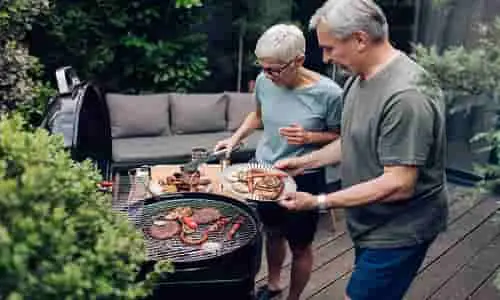  gente reunida en una barbacoa o asado