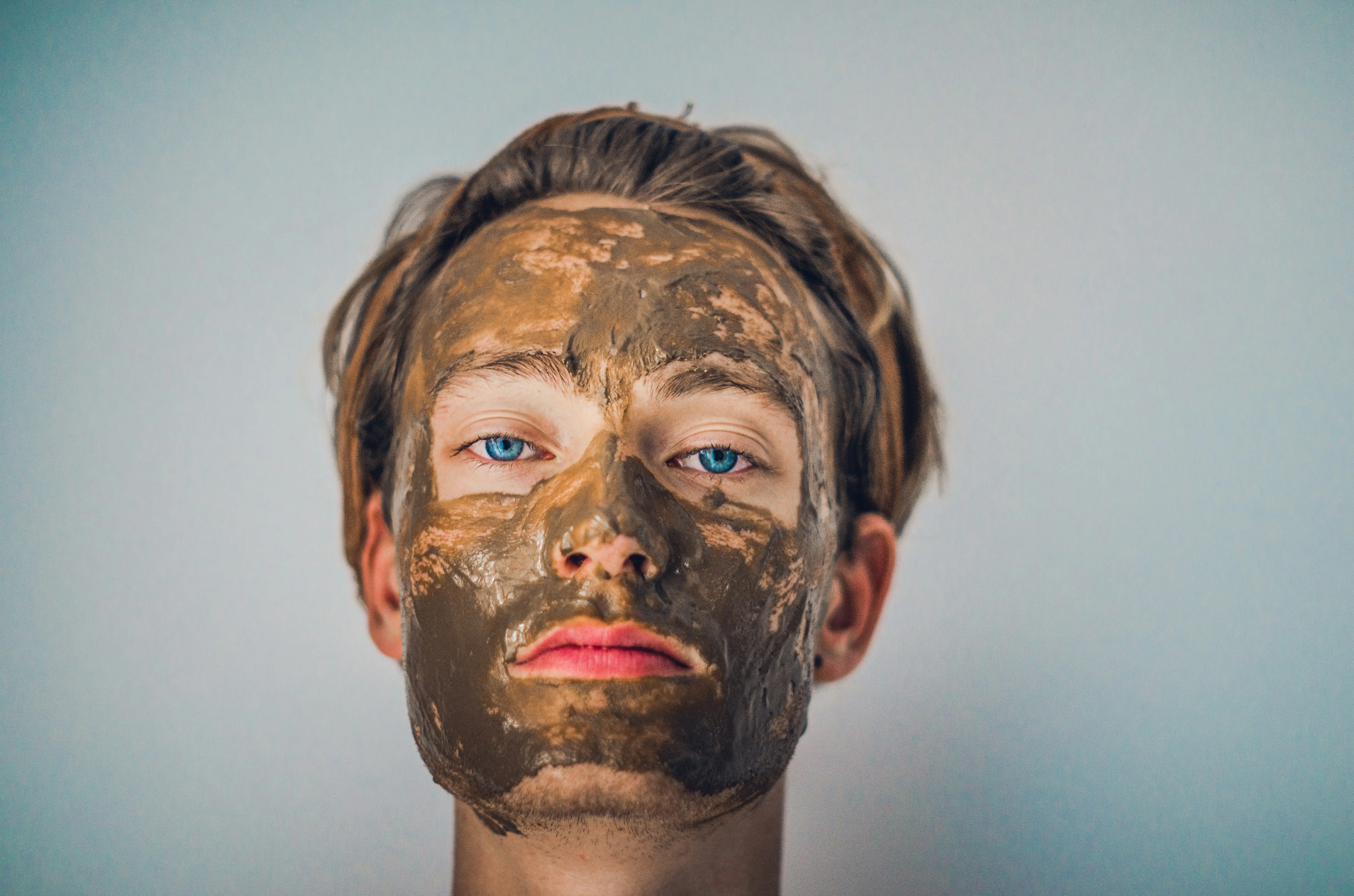 cara de mujer joven con crema para la piel